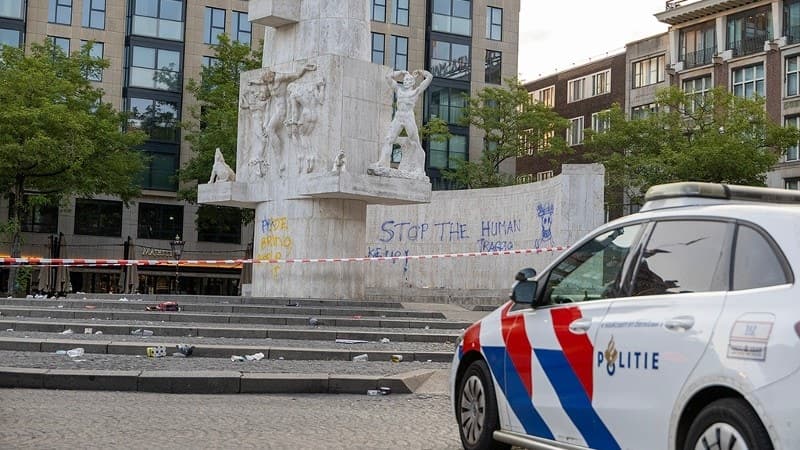 Foto bij: Twee aanhoudingen na bekladdingen van Nationaal Monument op de Dam