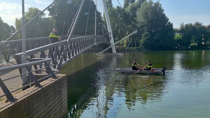 Foto bij: Politie zoekt in Ringvaartplas naar vuurwapen
